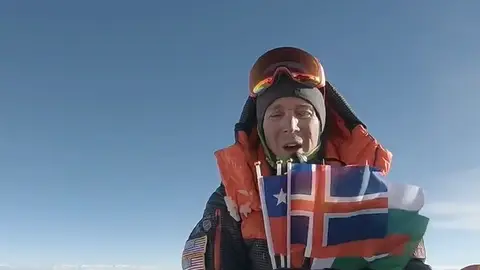 El homenaje de Colin O'Brady en la cima del Everest a los escaladores fallecidos en el K2 El homenaje de Colin O'Brady en la cima del Everest a los escaladores fallecidos en el K2