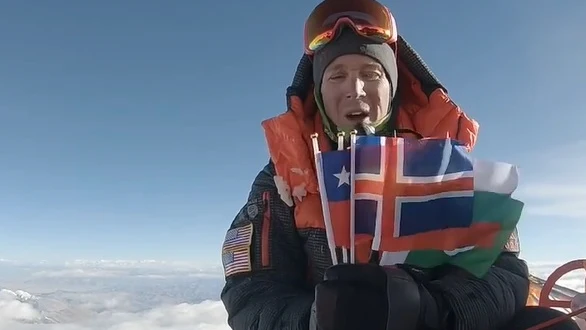 El homenaje de Colin O'Brady en la cima del Everest a los escaladores fallecidos en el K2