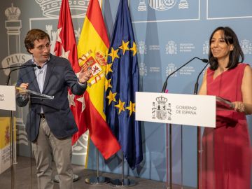 El alcalde de Madrid, José Luis Martínez-Almeida, y la delegada del Gobierno, Mercedes González, durante la rueda de prensa conjunta tras la reunión de la Junta y del Consejo Local de Seguridad de la capital, este miércoles en la Delegación de Gobierno, en Madrid