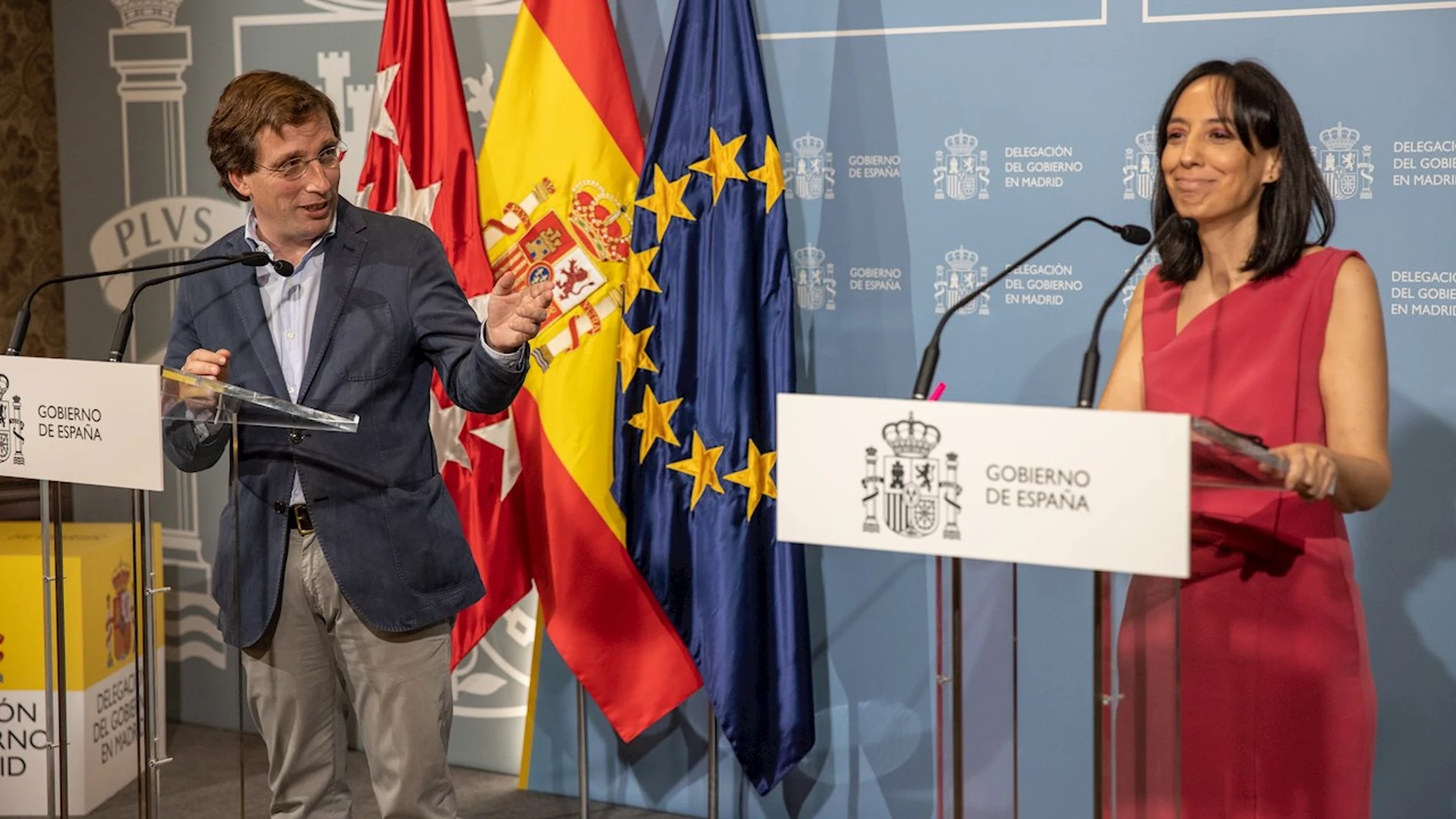El alcalde de Madrid, José Luis Martínez-Almeida, y la delegada del Gobierno, Mercedes González, durante la rueda de prensa conjunta tras la reunión de la Junta y del Consejo Local de Seguridad de la capital, este miércoles en la Delegación de Gobierno, en Madrid