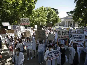 Sanidad ofrece a los MIR que elijan plaza en turnos de 400 personas y crea una aplicación para ayudarlos Sanidad ofrece a los MIR que elijan plaza en turnos de 400 personas y crea una aplicación para ayudarlos