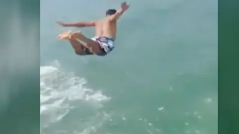 Un clavadista muere en un salto al impactar con un bote turístico Un clavadista muere en un salto al impactar con un bote turístico