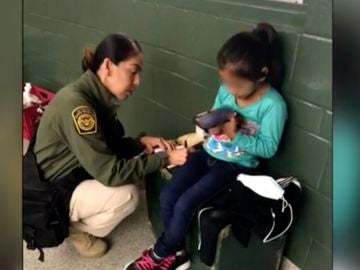 Una niña de cinco años en la frontera entre EE.UU y México