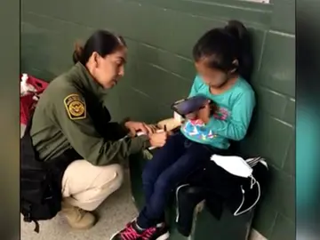 Una niña de cinco años en la frontera entre EE.UU y México Una niña de cinco años en la frontera entre EE.UU y México