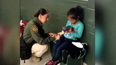 Una niña de cinco años en la frontera entre EE.UU y México Una niña de cinco años en la frontera entre EE.UU y México