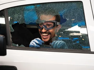Marron enseña la forma correcta de romper el cristal de un coche ante una emergencia Marron enseña la forma correcta de romper el cristal de un coche ante una emergencia