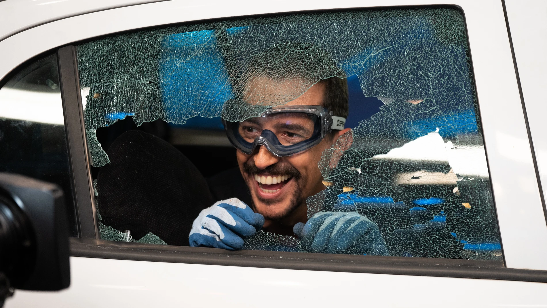 Marron enseña la forma correcta de romper el cristal de un coche ante una emergencia