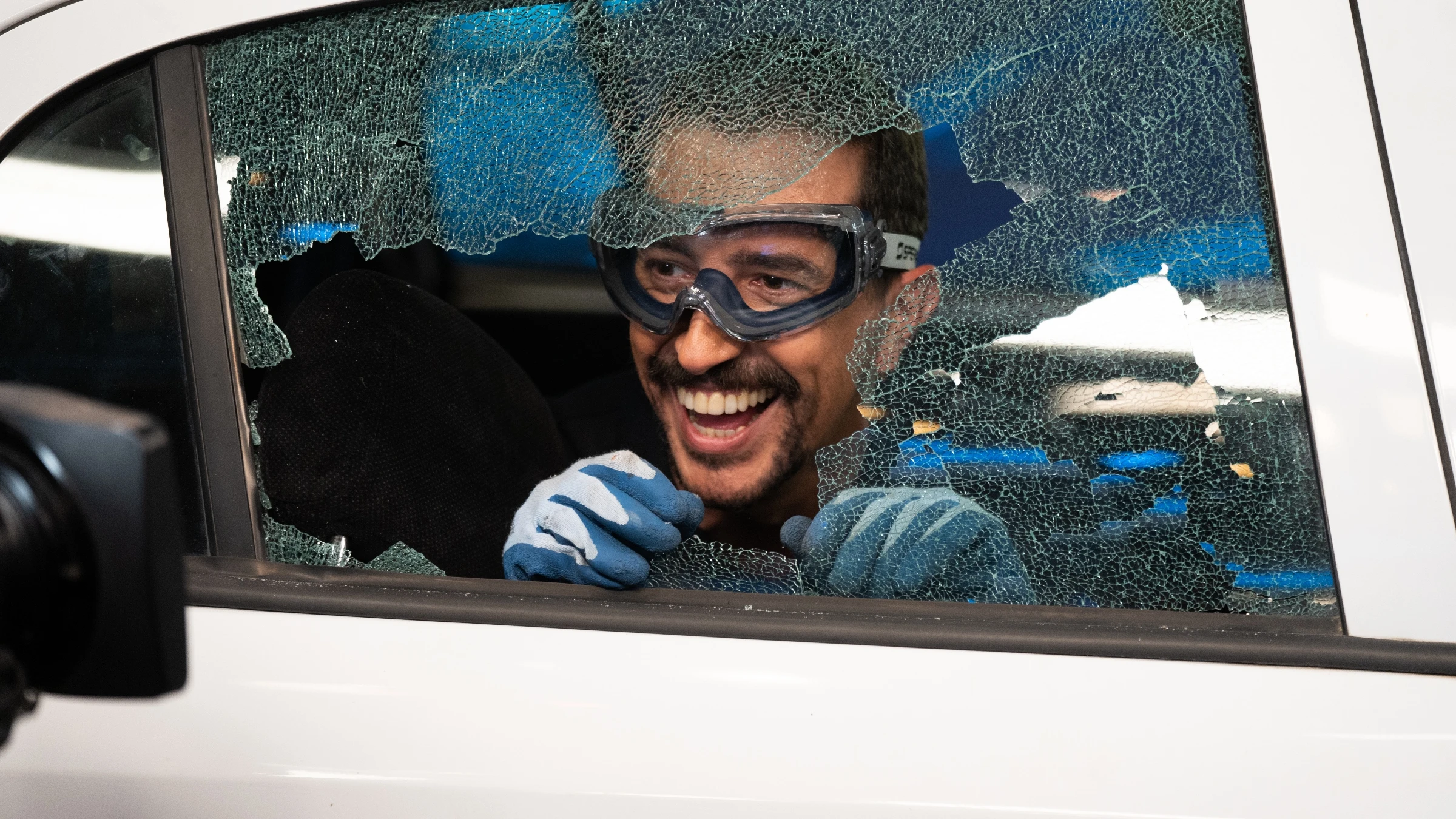 Marron ense&ntilde;a la forma correcta de romper el cristal de un coche ante una emergencia