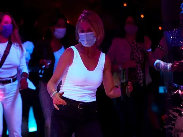 Varias personas bailan en una discoteca Varias personas bailan en una discoteca