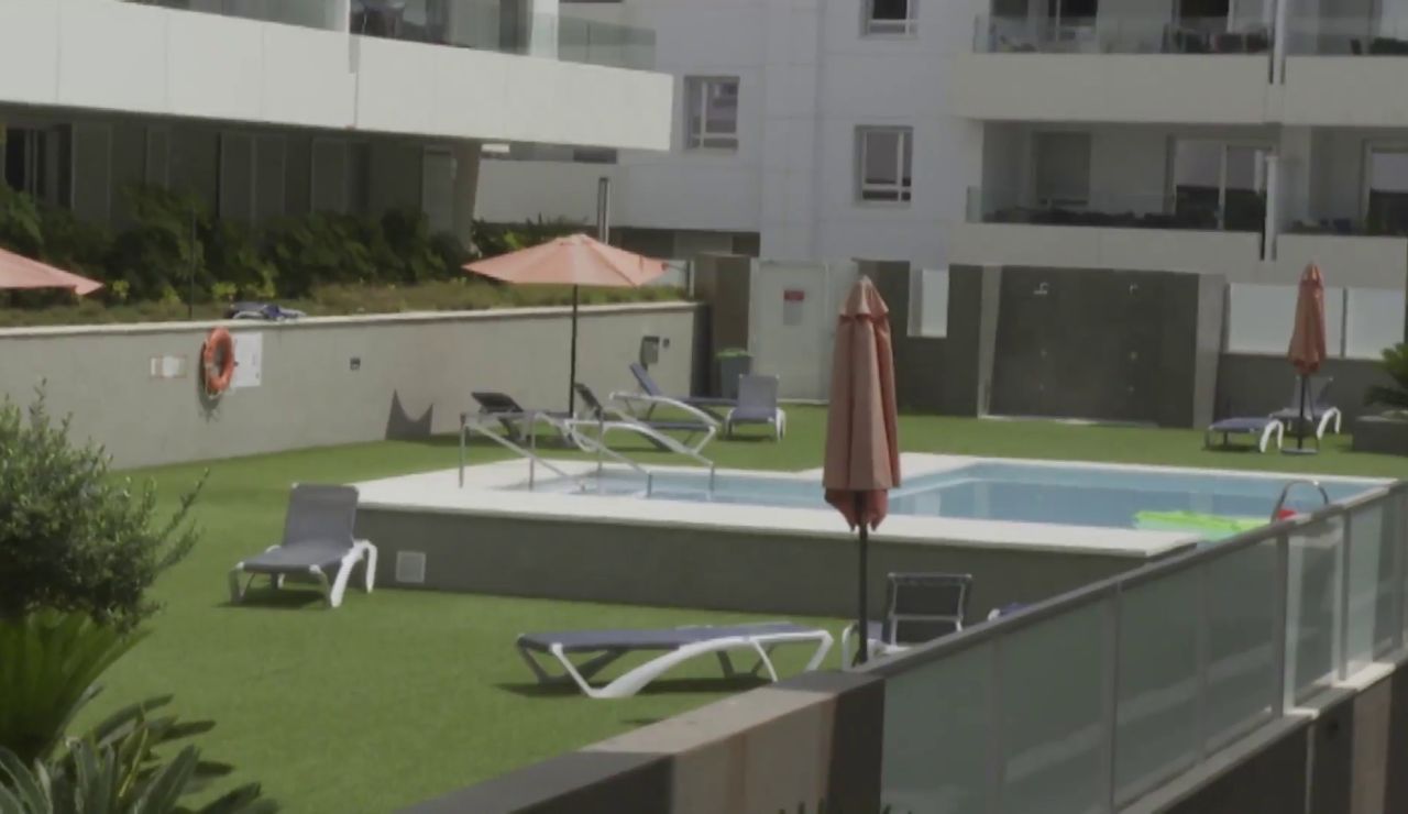 Un joven británico de 31 años en estado crítico tras saltar a la piscina desde un tercer piso en Marbella Un joven británico de 31 años en estado crítico tras saltar a la piscina desde un tercer piso en Marbella