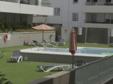 Un joven británico de 31 años en estado crítico tras saltar a la piscina desde un tercer piso en Marbella
