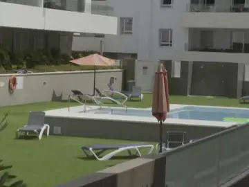 Un joven británico de 31 años en estado crítico tras saltar a la piscina desde un tercer piso en Marbella Un joven británico de 31 años en estado crítico tras saltar a la piscina desde un tercer piso en Marbella