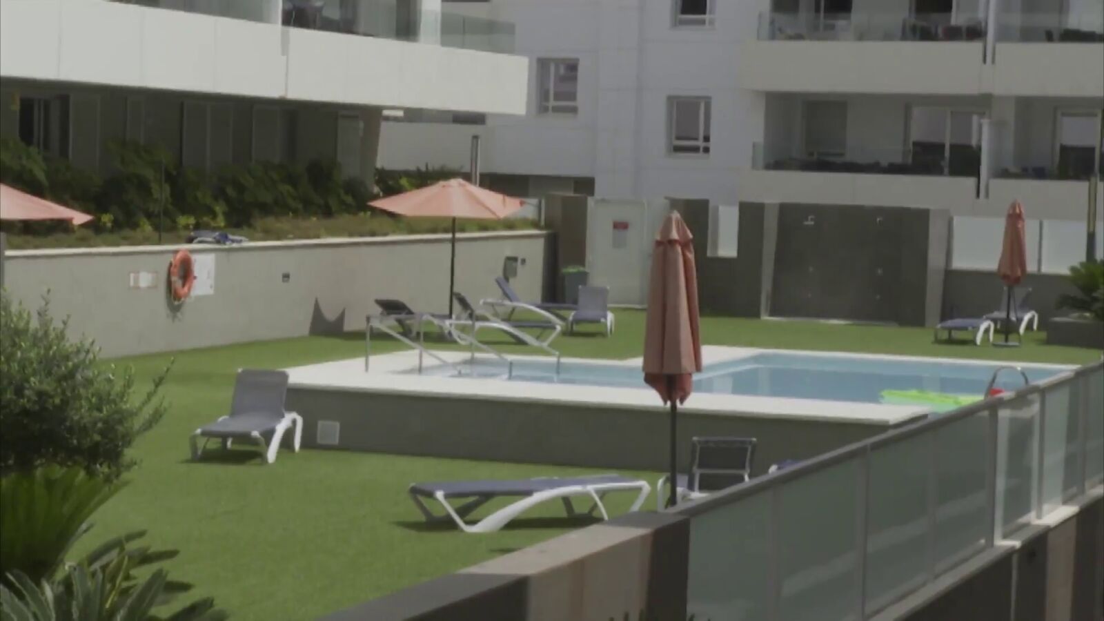 Un joven británico de 31 años, en estado crítico tras saltar a la piscina desde un tercer piso en Marbella