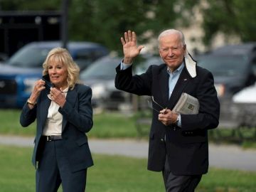 El presidente de EE.UU., Joe Biden (d), y la primera dama estadounidense, Jill Biden, salen de la Casa Blanca, en Washington, este 9 de junio de 2021