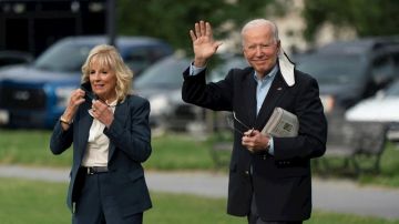 El presidente de EE.UU., Joe Biden (d), y la primera dama estadounidense, Jill Biden, salen de la Casa Blanca, en Washington, este 9 de junio de 2021