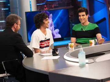El encuentro de Javier Calvo y Javier Ambrossi con los Reyes: ¡Se han saltado el protocolo! El encuentro de Javier Calvo y Javier Ambrossi con los Reyes: ¡Se han saltado el protocolo!