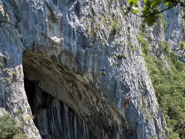 Los hermanos Pou logran la primera ascensión en libre del Arco de la Leze, en Álava Los hermanos Pou logran la primera ascensión en libre del Arco de la Leze, en Álava