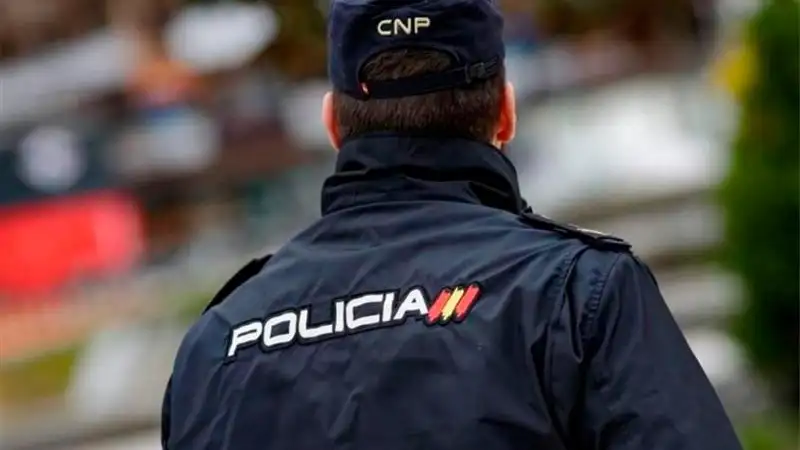 Detienen a un hombre por grabar, presuntamente, una cámara oculta en el baño de su expareja y su hija menor en Alicante Detienen a un hombre por grabar, presuntamente, una cámara oculta en el baño de su expareja y su hija menor en Alicante