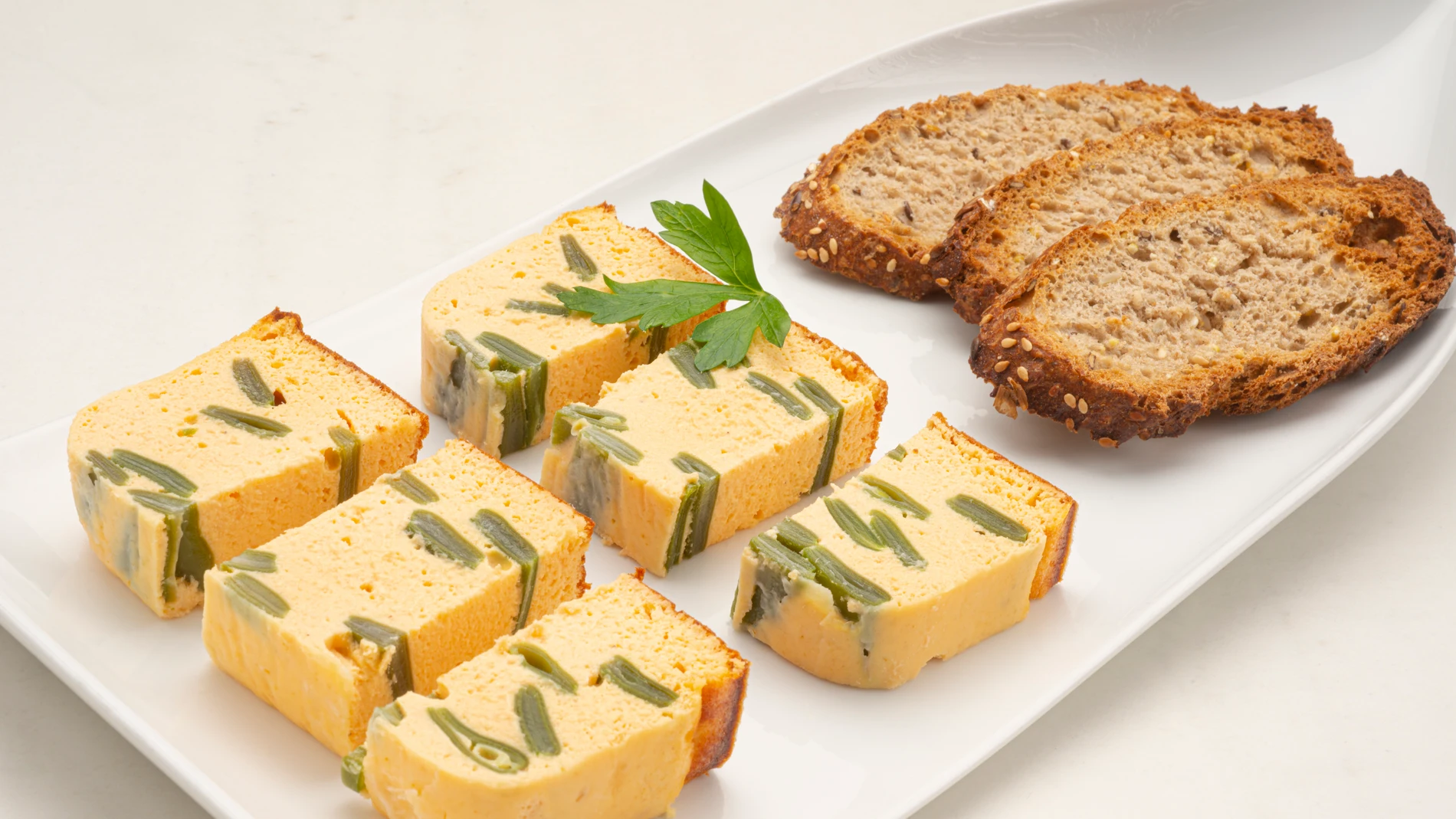 Una receta “completa y fácil de hacer”: pastel de judías verdes y salmón, de Karlos Arguiñano