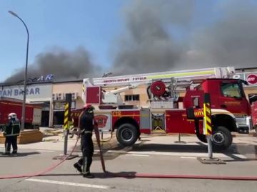 Un incendio afecta a 3 naves en un polígono industrial de Seseña, en Toledo