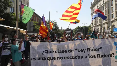 Varios repartidores a domicilio de plataformas digitales, conocidos como "riders", se concentran a la puerta del Congreso de los Diputados este jueves durante la sesión del pleno de la Cámara en la que se vota convalidación del decreto ley que establece la condición de asalariados para este colectivo, a quienes el Tribunal Supremo ha reconocido como falsos autónomos Varios repartidores a domicilio de plataformas digitales, conocidos como "riders", se concentran a la puerta del Congreso de los Diputados este jueves durante la sesión del pleno de la Cámara en la que se vota convalidación del decreto ley que establece la condición de asalariados para este colectivo, a quienes el Tribunal Supremo ha reconocido como falsos autónomos