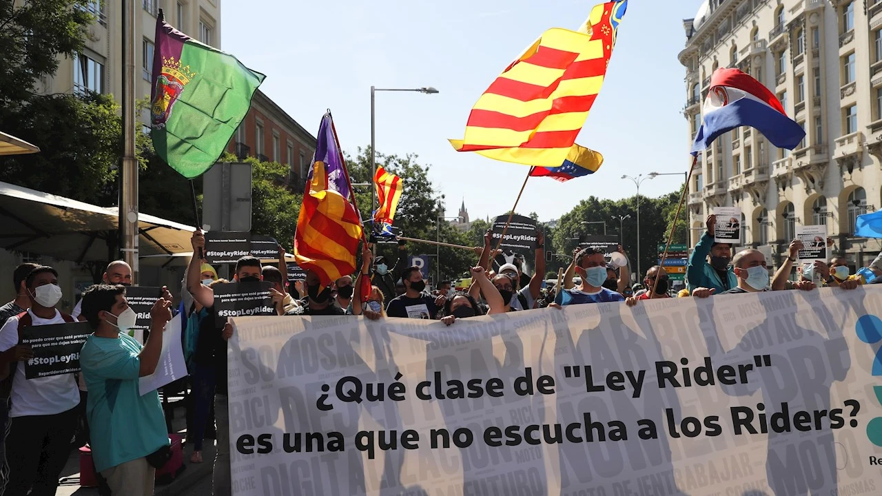 Varios repartidores a domicilio de plataformas digitales, conocidos como "riders", se concentran a la puerta del Congreso de los Diputados este jueves durante la sesión del pleno de la Cámara en la que se vota convalidación del decreto ley que establece la condición de asalariados para este colectivo, a quienes el Tribunal Supremo ha reconocido como falsos autónomos Varios repartidores a domicilio de plataformas digitales, conocidos como "riders", se concentran a la puerta del Congreso de los Diputados este jueves durante la sesión del pleno de la Cámara en la que se vota convalidación del decreto ley que establece la condición de asalariados para este colectivo, a quienes el Tribunal Supremo ha reconocido como falsos autónomos