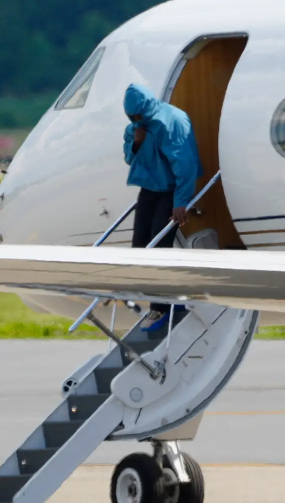 Kanye West bajando del avión