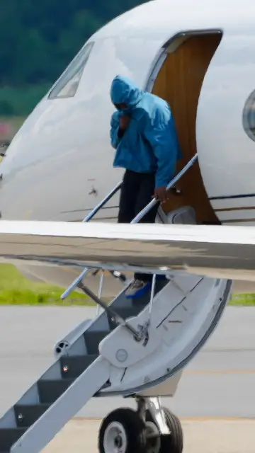 Kanye West bajando del avión Kanye West bajando del avión