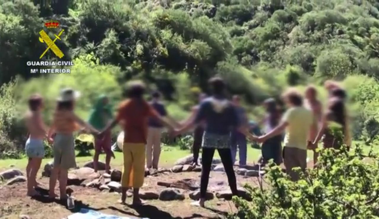 La Guardia Civil tramita 76 denuncias contra la Familia Arcoíris, el grupo hippies acampado en La Rioja La Guardia Civil tramita 76 denuncias contra la Familia Arcoíris, el grupo hippies acampado en La Rioja