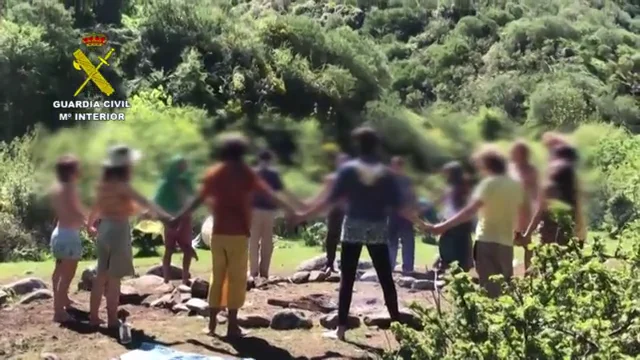 La Guardia Civil tramita 76 denuncias contra la Familia Arcoíris, el grupo hippies acampado en La Rioja La Guardia Civil tramita 76 denuncias contra la Familia Arcoíris, el grupo hippies acampado en La Rioja