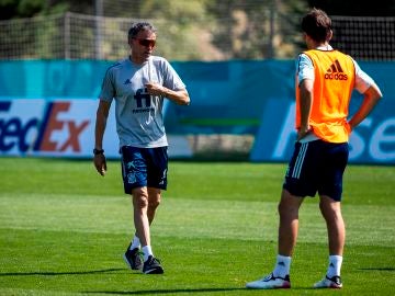 Luis Enrique da instrucciones en un entrenamiento de la Selección española