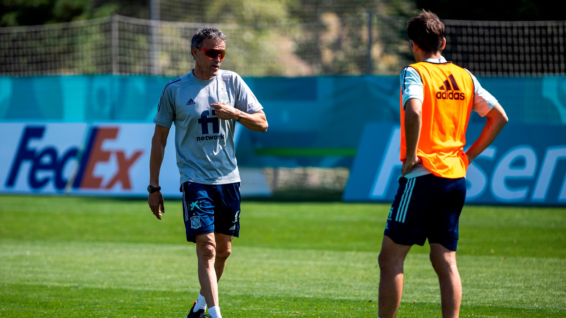 Luis Enrique da instrucciones en un entrenamiento de la Selección española