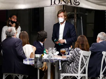 Amaia Salamanca junto a su pareja Rosauro Varo y unos amigos Amaia Salamanca junto a su pareja Rosauro Varo y unos amigos