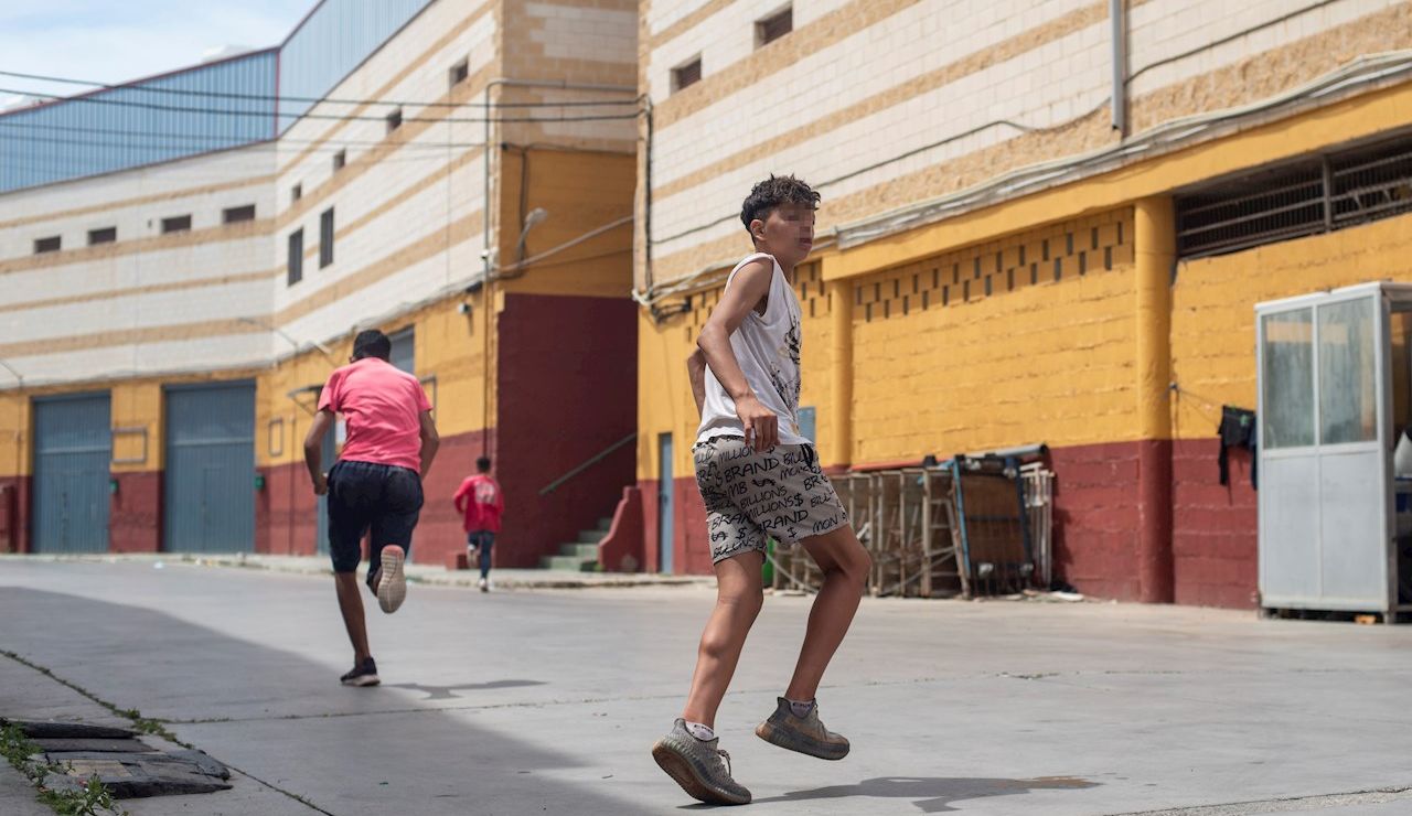 Tres migrantes se escapan de la nave del polígono industrial cercano a la playa de El Tarajal Tres migrantes se escapan de la nave del polígono industrial cercano a la playa de El Tarajal