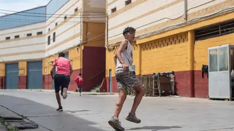 Tres migrantes se escapan de la nave del polígono industrial cercano a la playa de El Tarajal Tres migrantes se escapan de la nave del polígono industrial cercano a la playa de El Tarajal