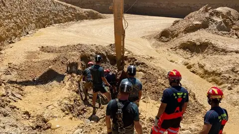 Miembros del dispositivo de rescate acceden a la retroexcavadora Miembros del dispositivo de rescate acceden a la retroexcavadora