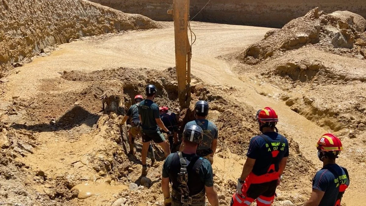 Miembros del dispositivo de rescate acceden a la retroexcavadora