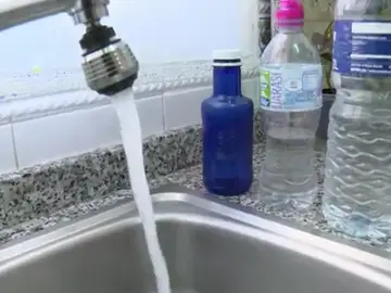 Grifo sacando agua Grifo sacando agua