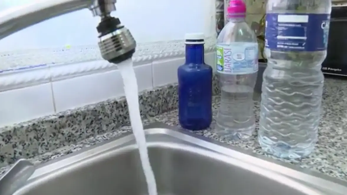 Grifo sacando agua Grifo sacando agua