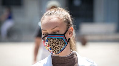 La razón por la que Ester Expósito repite siempre este gesto en sus posados