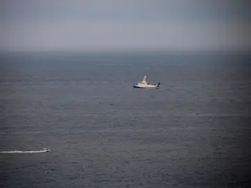 Una lancha de la Guardia Civil se acerca al buque Ángeles Alvariño Una lancha de la Guardia Civil se acerca al buque Ángeles Alvariño