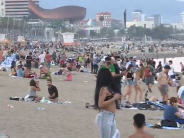 Galicia estudia cerrar playas y parques a media noche