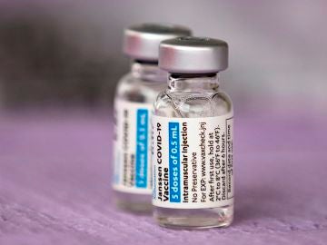 Dos viales de la vacuna contra el coronavirus de Janssen