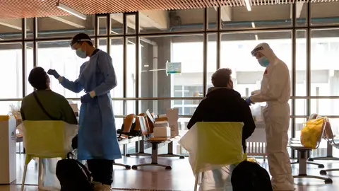 Profesionales sanitarios realizan PCR Profesionales sanitarios realizan PCR