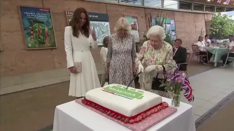 La reina Isabel II celebra su cumpleaños con una ceremonia reducida en Windsor La reina Isabel II celebra su cumpleaños con una ceremonia reducida en Windsor