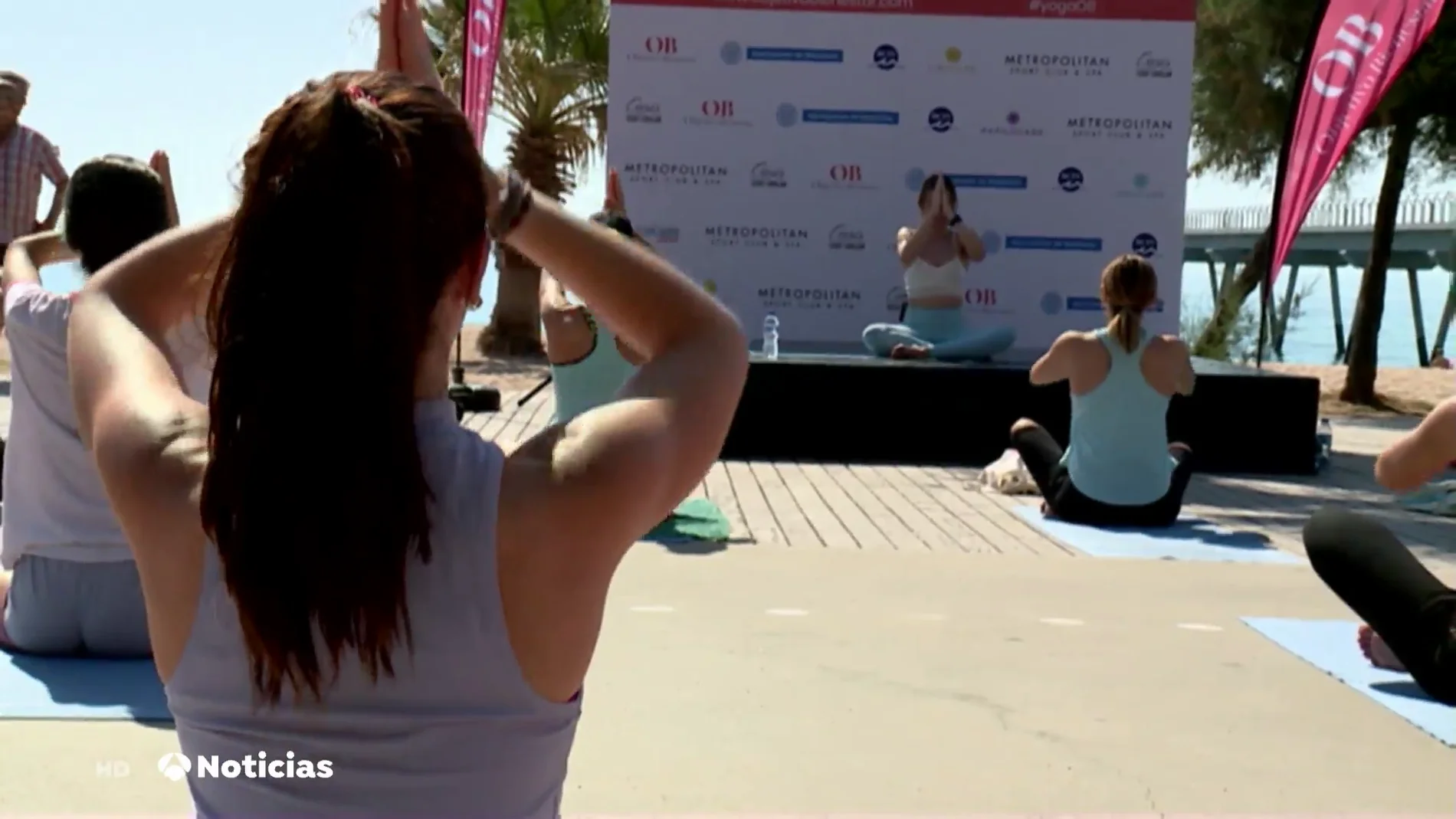 Disfrutar del yoga al aire libre y frente al mar, la experiencia de la 2ª edición de yoga de Objetivo Bienestar