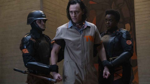 Los actores Tom Hiddleston (c) y Wunmi Mosaku (d), en una imagen promocional de la serie 'Loki'