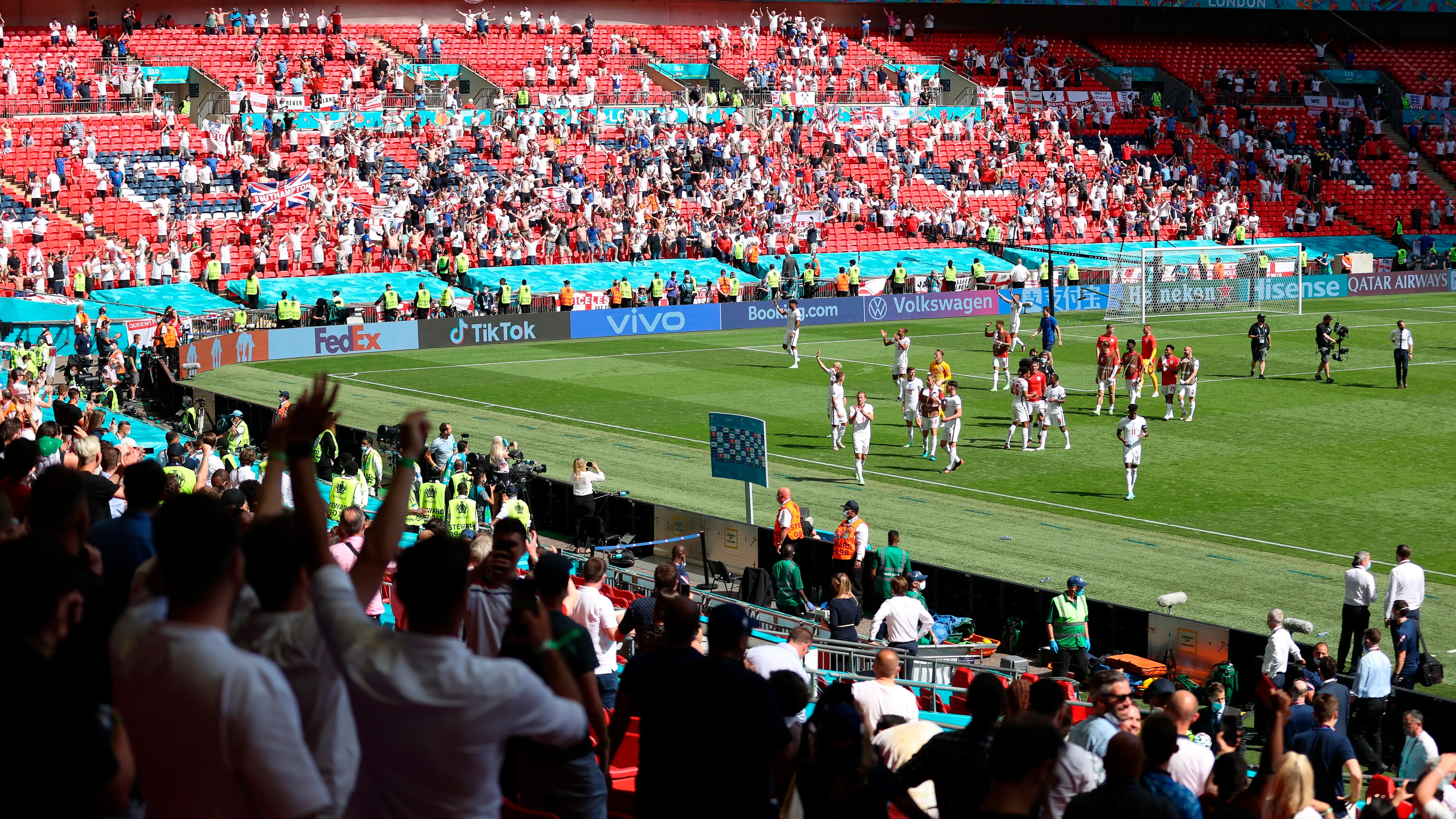 Un aficionado se encuentra en estado grave tras caerse de la grada de Wembley