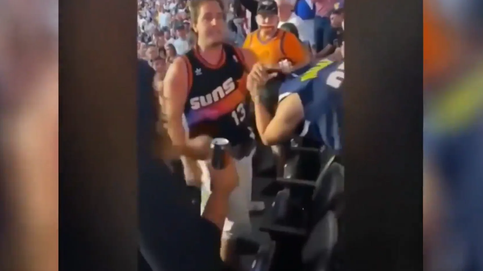 Pelea en un partido de la NBA Pelea en un partido de la NBA