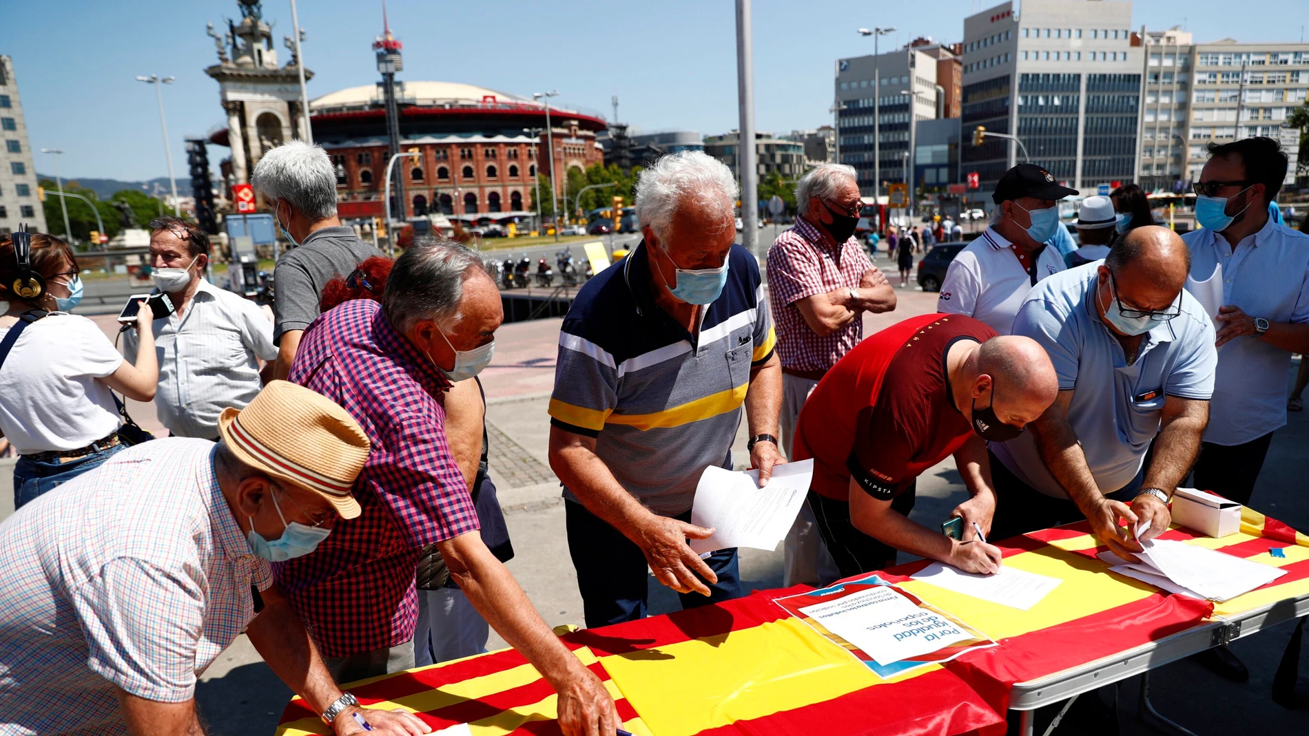 Varios ciudadanos firman la petición contra la concesión de indultos en Barcelona